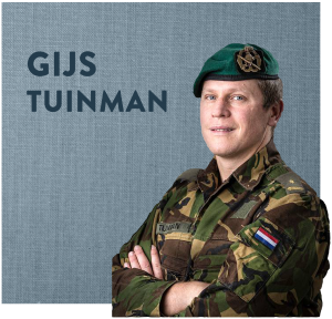 Gijs Tuinman (1979) is luitenant-kolonel van de Nederlandse landmacht, onderscheiden met de militaire Willemsorde en de Bronzen Leeuw. In zijn freedom talk onderzoekt Gijs aan de hand van krijgswetenschappen, de ervaringen van veteranen en zijn eigen ervaringen tijdens missies in Afghanistan en Mauretanië, de concepten oorlog, vrede en vrijheid. Wat bedoelen we er eigenlijk mee? En wie verstaan we onder ‘we’? Kent het begrip vrede en vrijheid alleen winnaars of zijn er ook verliezers? Wat zijn de overeenkomsten en verschillen in interpretaties, en wat heeft dat voor betekenis voor ons handelen in conflicten in het verleden, heden en toekomst? Is vrede en vrijheid in de wereld een utopie of een haalbaar doel om na te streven?